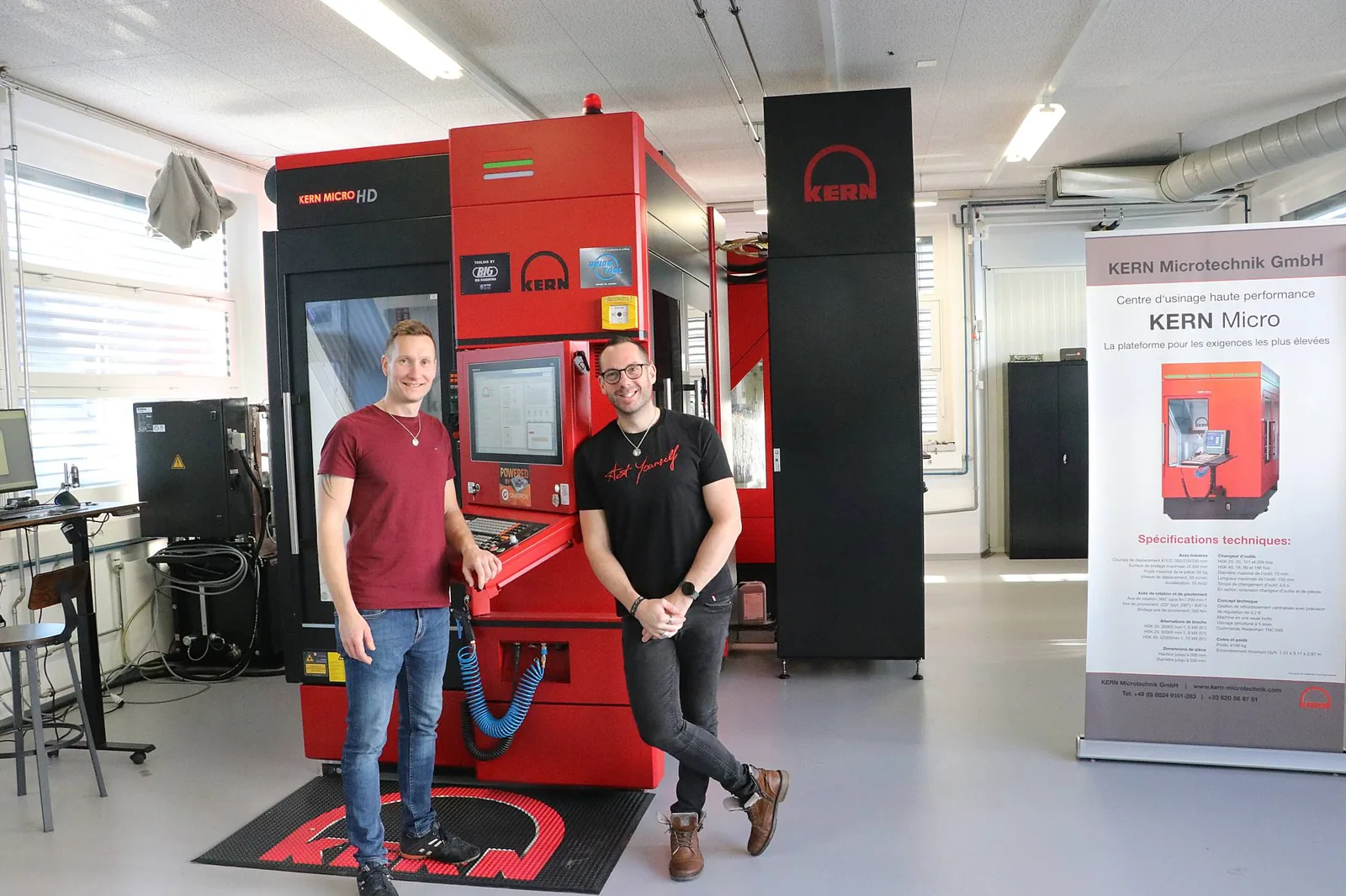 Julien Mongey et Julien Werlé devant la KERN Micro HD au centre Next Factory de Glovelier