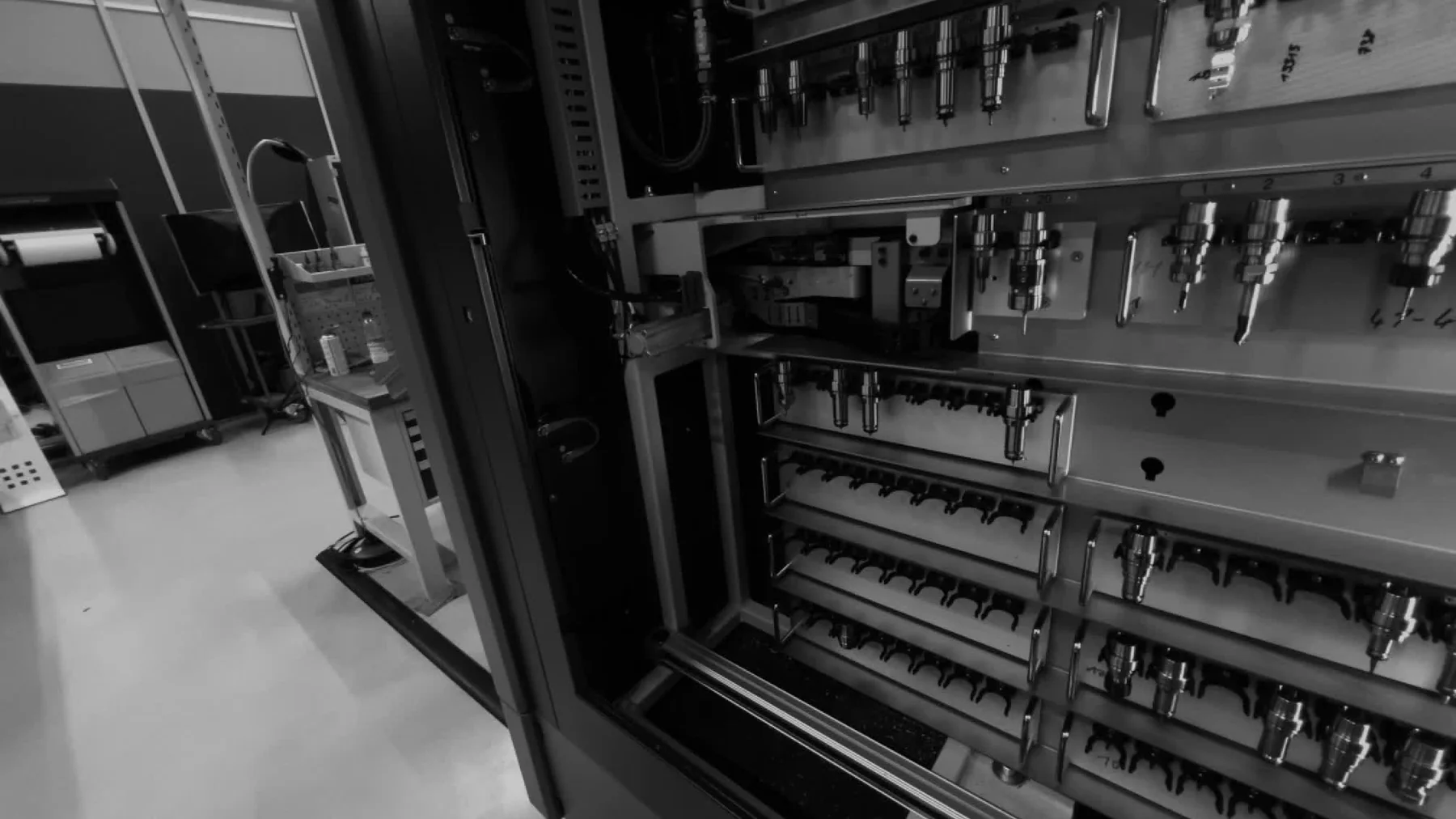 Magasin outils de la KERN Micro HD ouvert au centre d’application Next Factory.
